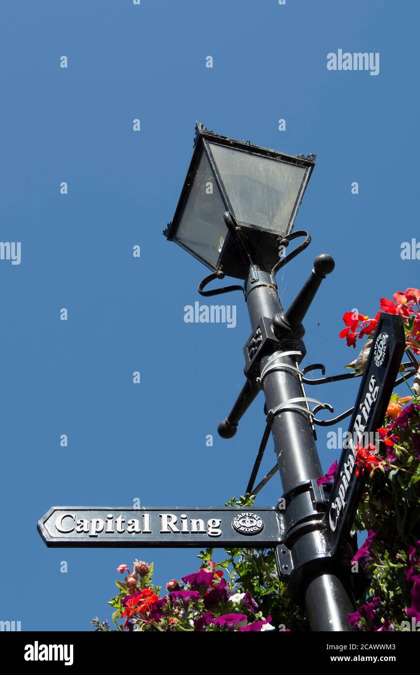 il cartello di puntamento a sinistra fissato ad un lampione in stile vittoriano a richmond upon thames, surrey, inghilterra, che fornisce indicazioni per l'anello della capitale Foto Stock