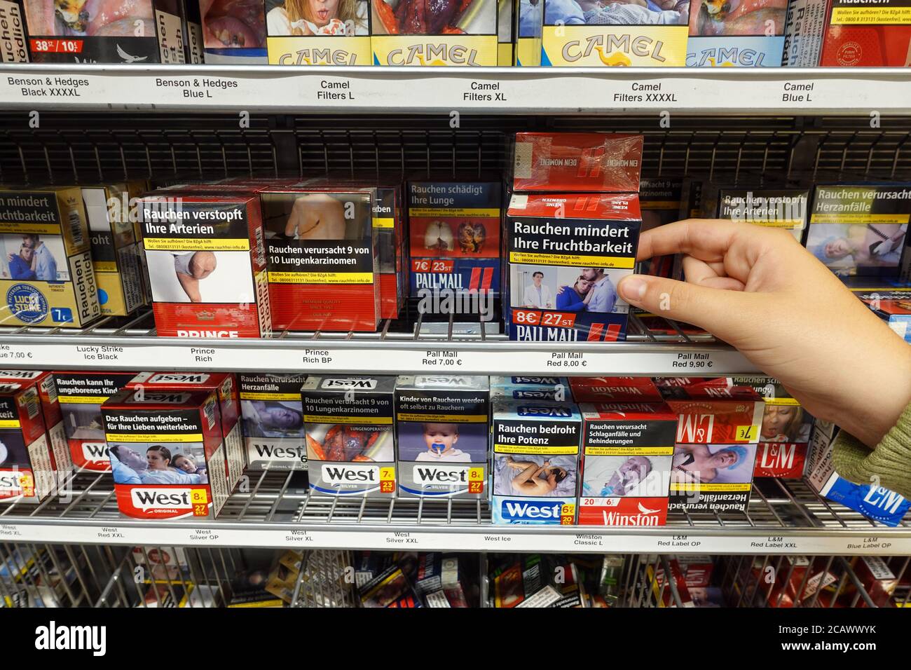 Il consumatore acquista sigarette in un negozio Foto Stock