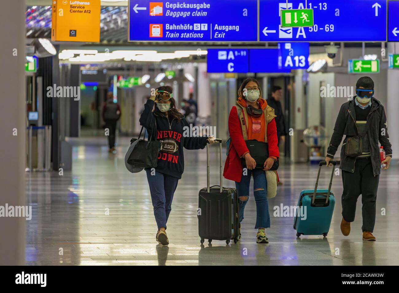 Francoforte, Germania - circa 2020. Giovani turisti asiatici indossare la protezione in aeroporto come misure precauzionali durante il coronavirus Foto Stock