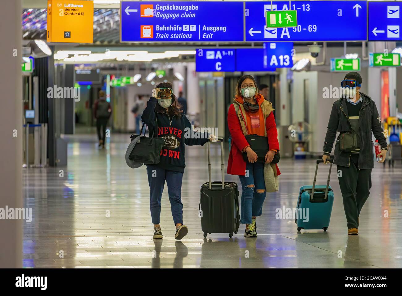 Francoforte, Germania - circa 2020. Giovani turisti asiatici indossare la protezione in aeroporto come misure precauzionali durante il coronavirus Foto Stock