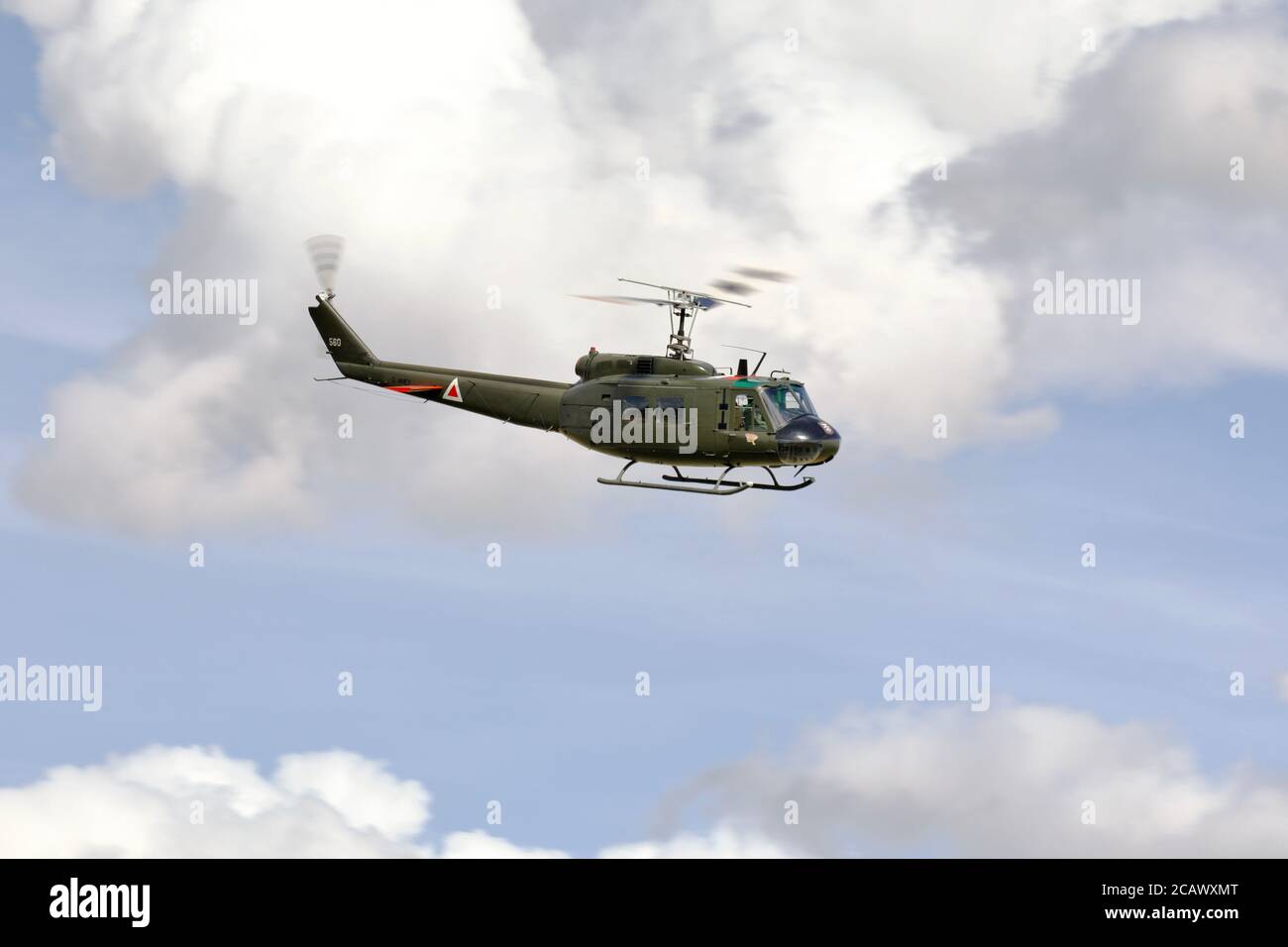 Bell UH-1H Iroquois 560 (G-HUEY) esibendosi all'Airshow di Shuttleworth Drive-in Domenica 2 agosto 2020 Foto Stock
