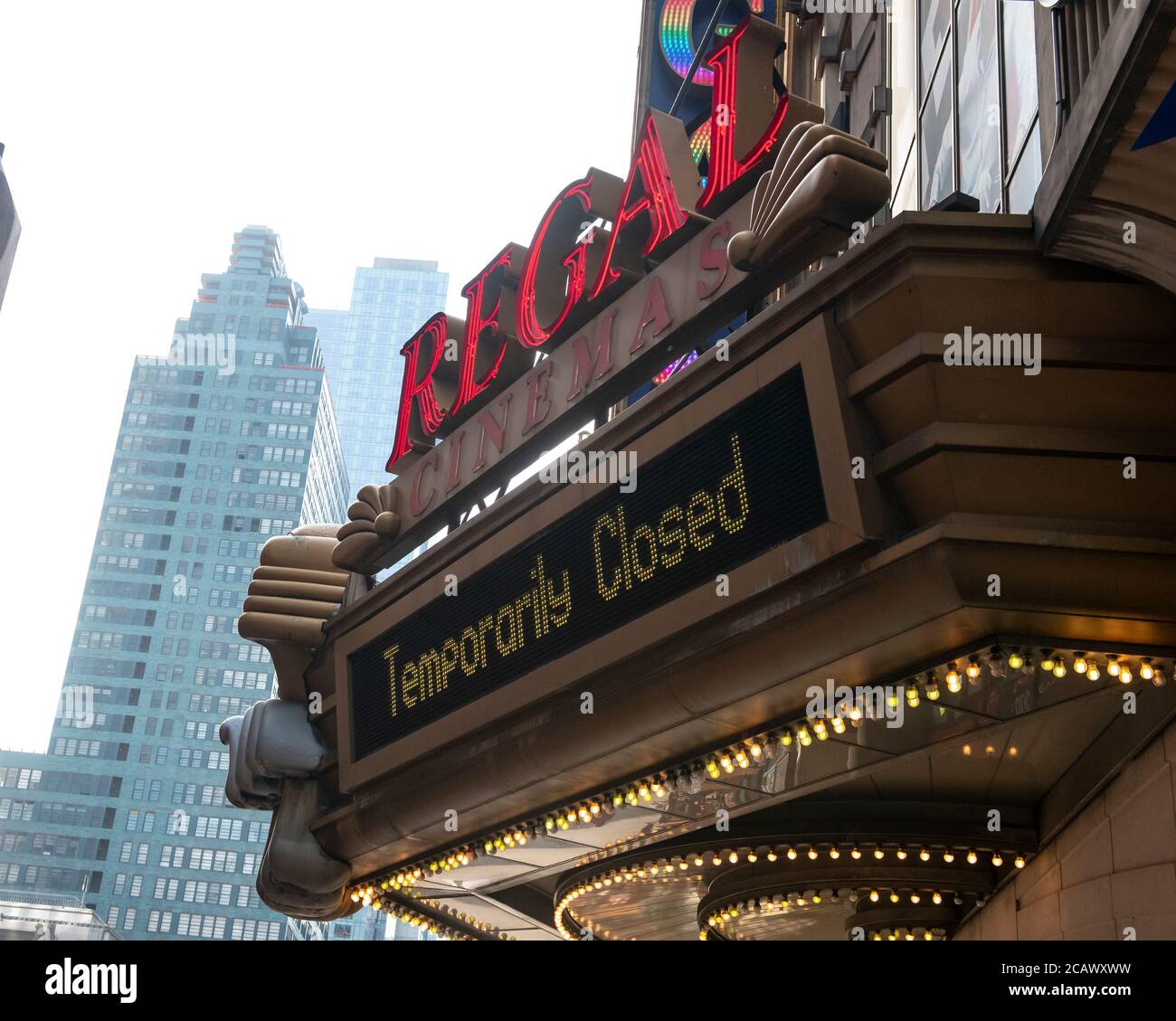 08 agosto 2020: Una visione generale del marquee del Regal Theatre che dice temporaneamente chiuso come l'industria cinematografica lotta per sopravvivere a causa dell'epidemia di Covid-19 a Manhattan, New York. Credito obbligatorio: Kostas Lymperopoulos/CSM Foto Stock