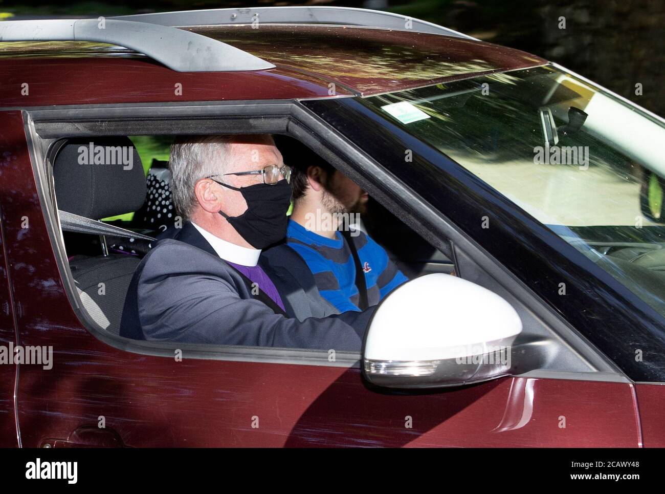 Rev Kenneth MacKenzie indossare una maschera protettiva arriva a Crathie Kirk prima del servizio domenicale dove la Regina Elisabetta II di solito frequenta durante la sua pausa estiva a Balmoral. Foto Stock