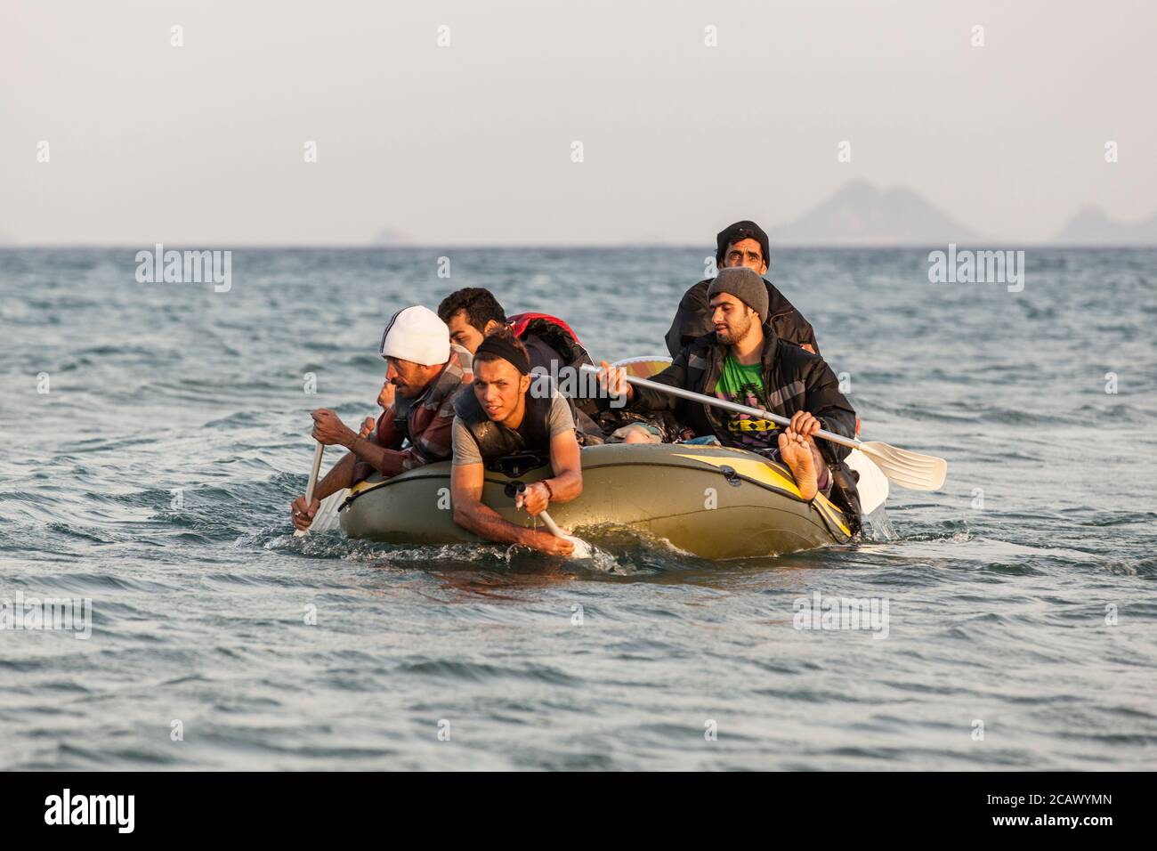 Rifugiati su una barca che arriva sull'isola di Kos, Grecia Foto Stock