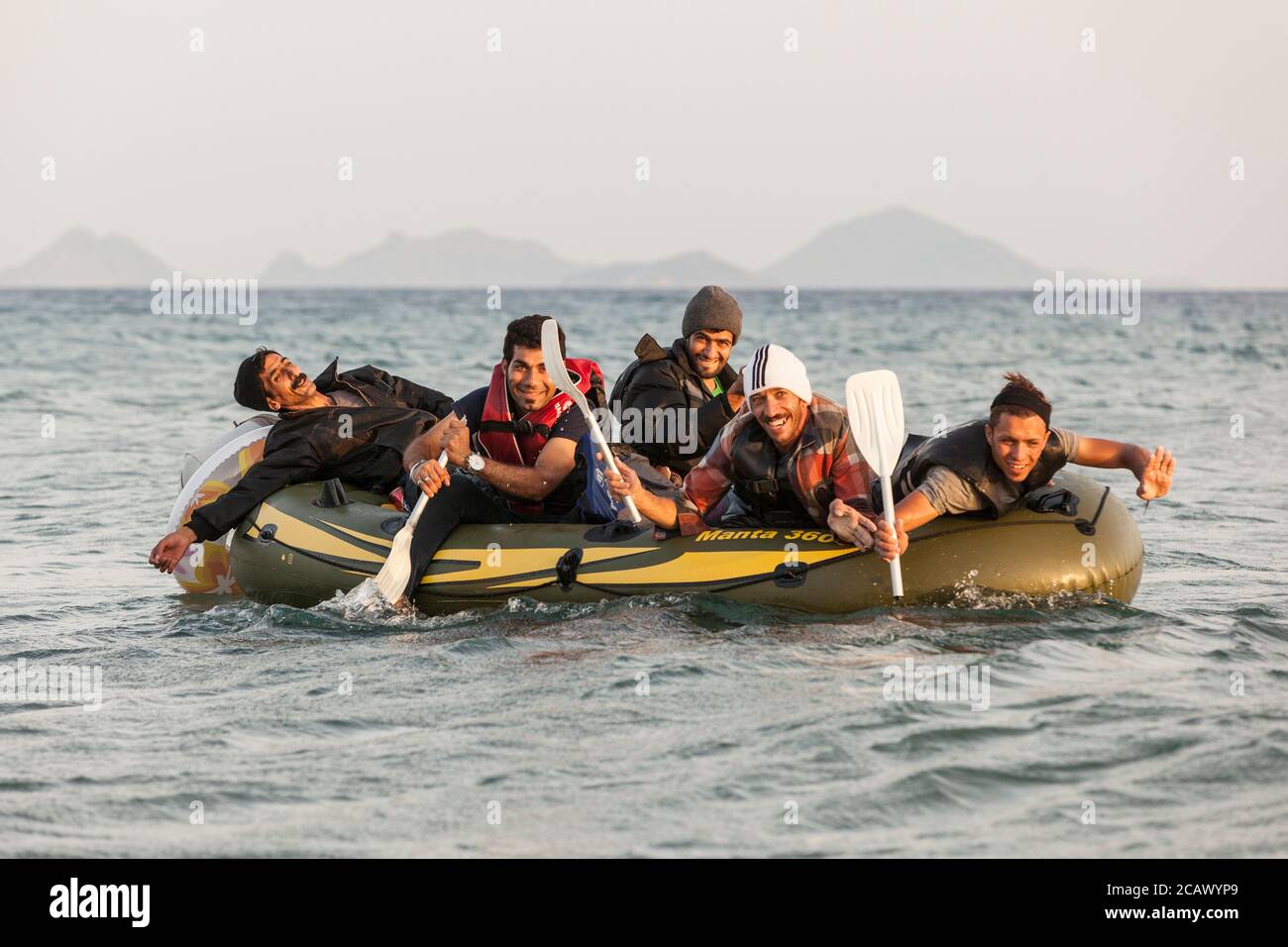 Rifugiati su una barca che arriva sull'isola di Kos, Grecia Foto Stock