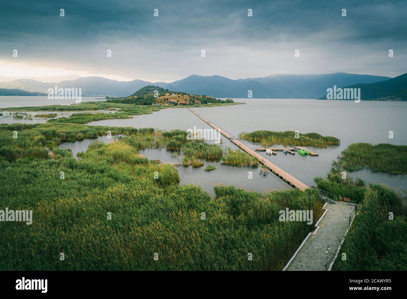 Ponte per l'isola Agios Achilios ai laghi di Prespa, Grecia Foto Stock