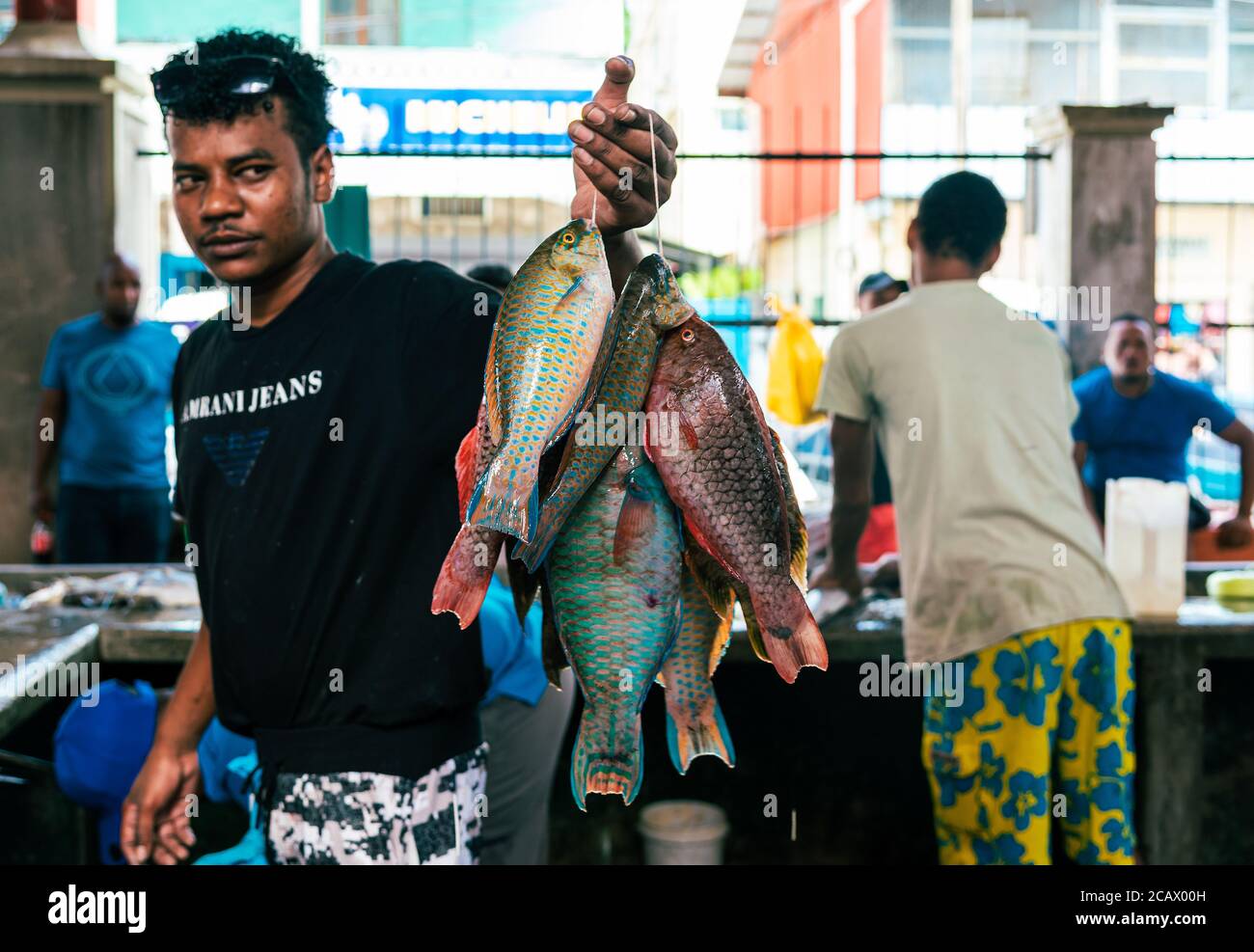 Victoria, Seychelles - 6 gennaio 2020: Uomo creolo che vende pesce fresco tropicale al mercato di strada 'ir Selwyn Selwyn-Clarke Market' Foto Stock