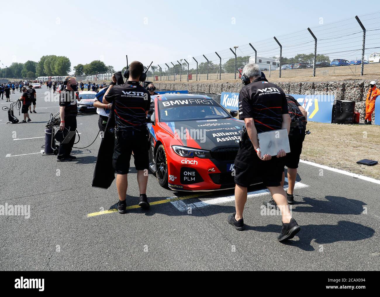 West Kingsdown, Kent, Regno Unito. 09 agosto 2020. Kwik Fit British Touring Car Championship, Race Day; Colin Turkington nel suo Team BMW 330i M Sport è preparato per la gara 2 dalla griglia di partenza Credit: Action Plus Sports Images/Alamy Live News Foto Stock