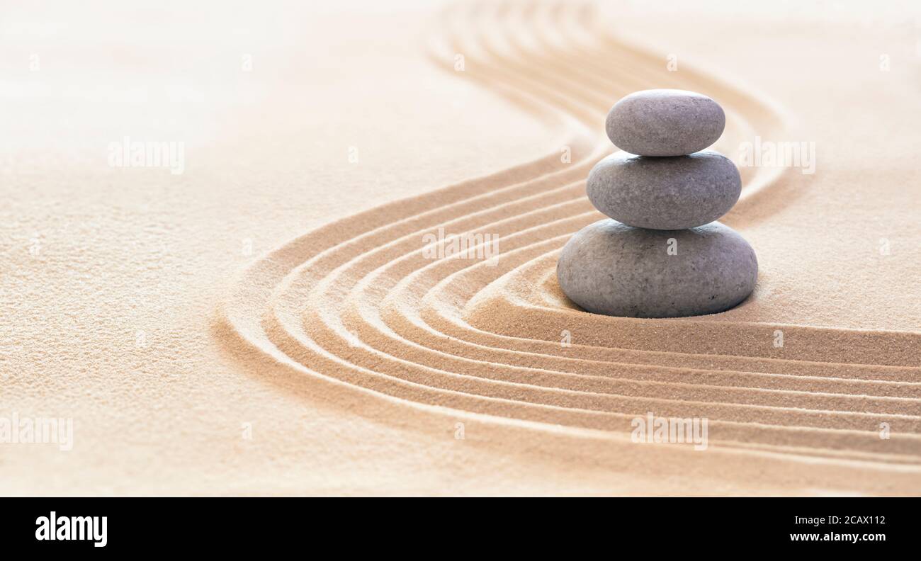 Pietre Zen con linee sulla sabbia - terapia termale - Concetto di armonia e equilibrio di purezza Foto Stock