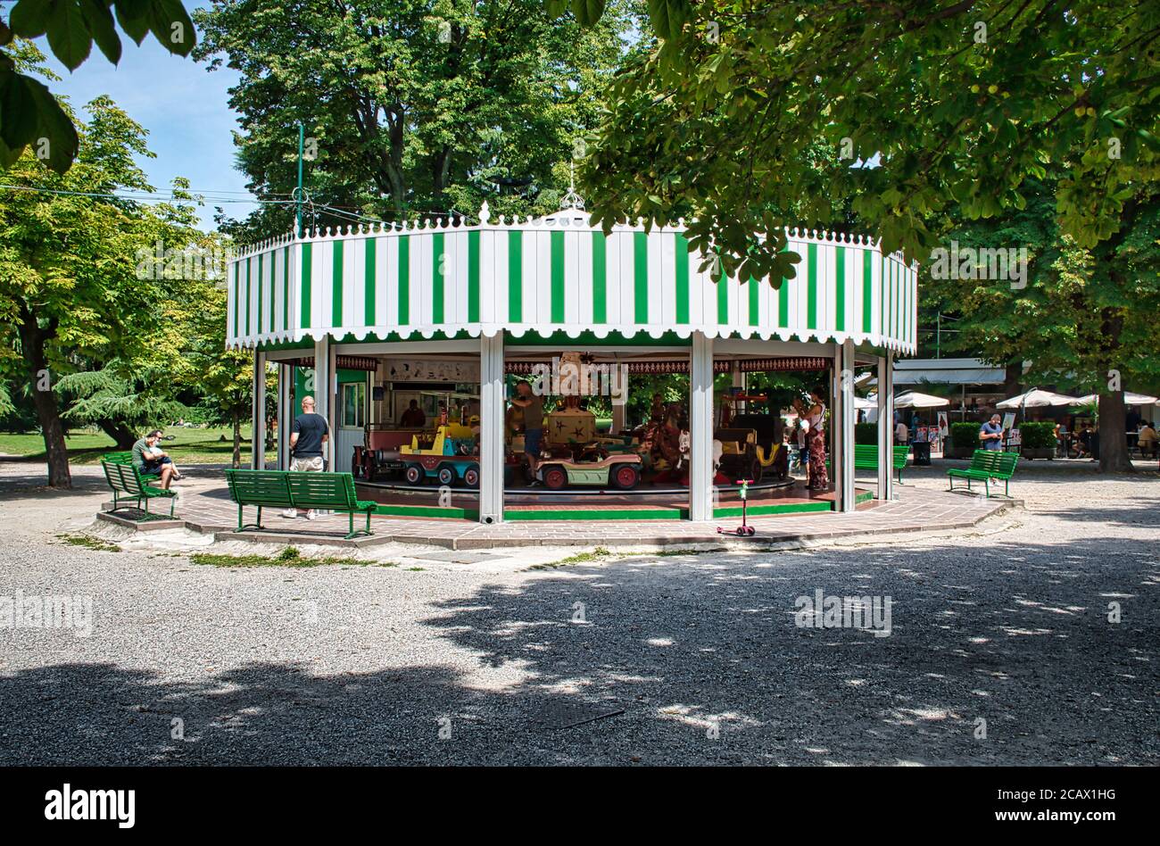 Milano, Italia 08.08.2020: Giostra per bambini nei Giardini pubblici di Indro Montanelli è un importante e storico parco cittadino di Milano Foto Stock