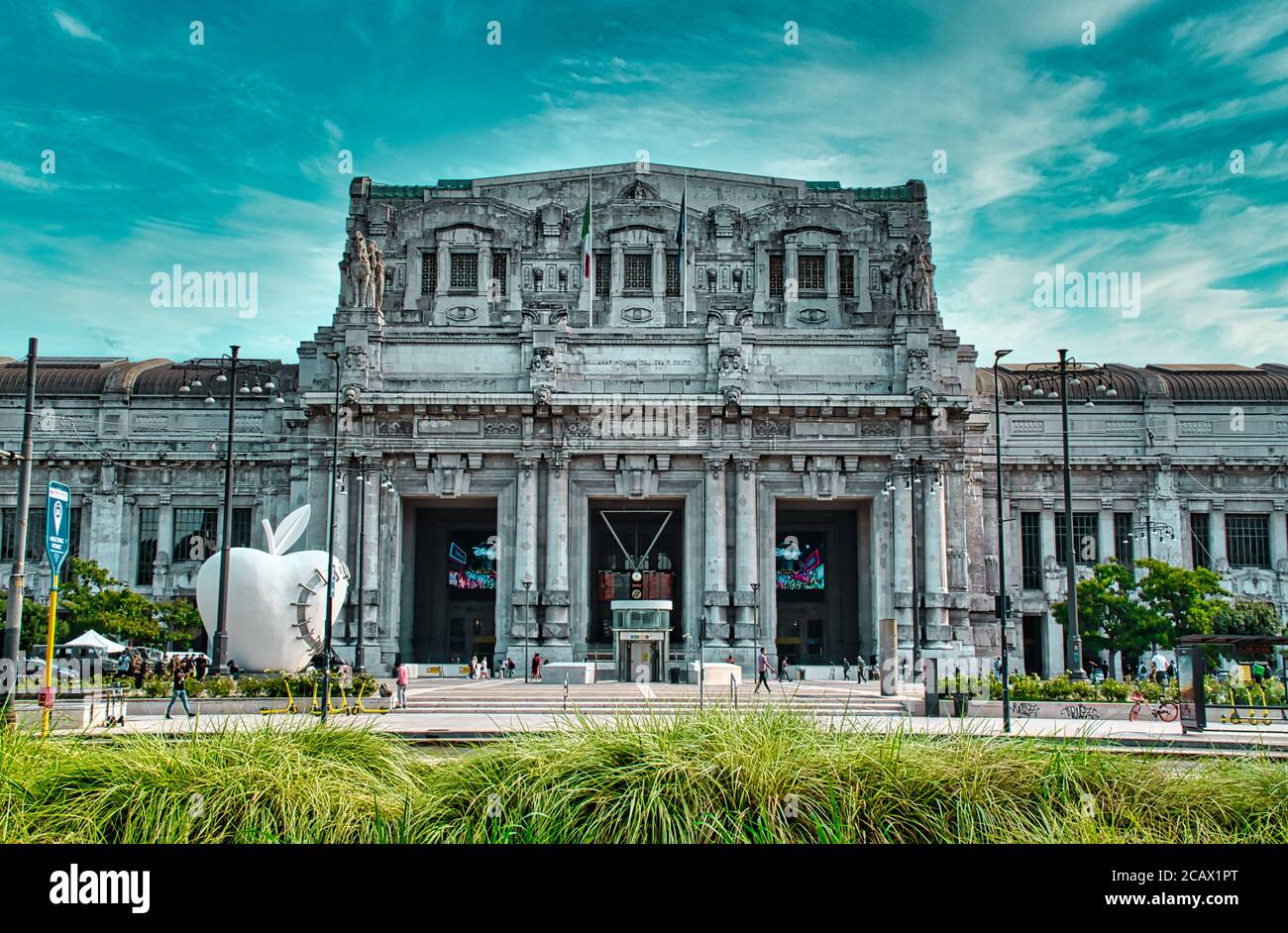 Milano, Italia 08.08.2020: Edificio monumentale della Stazione Centrale, Stazione Centrale di Milano. È la più grande stazione ferroviaria in Europa Foto Stock