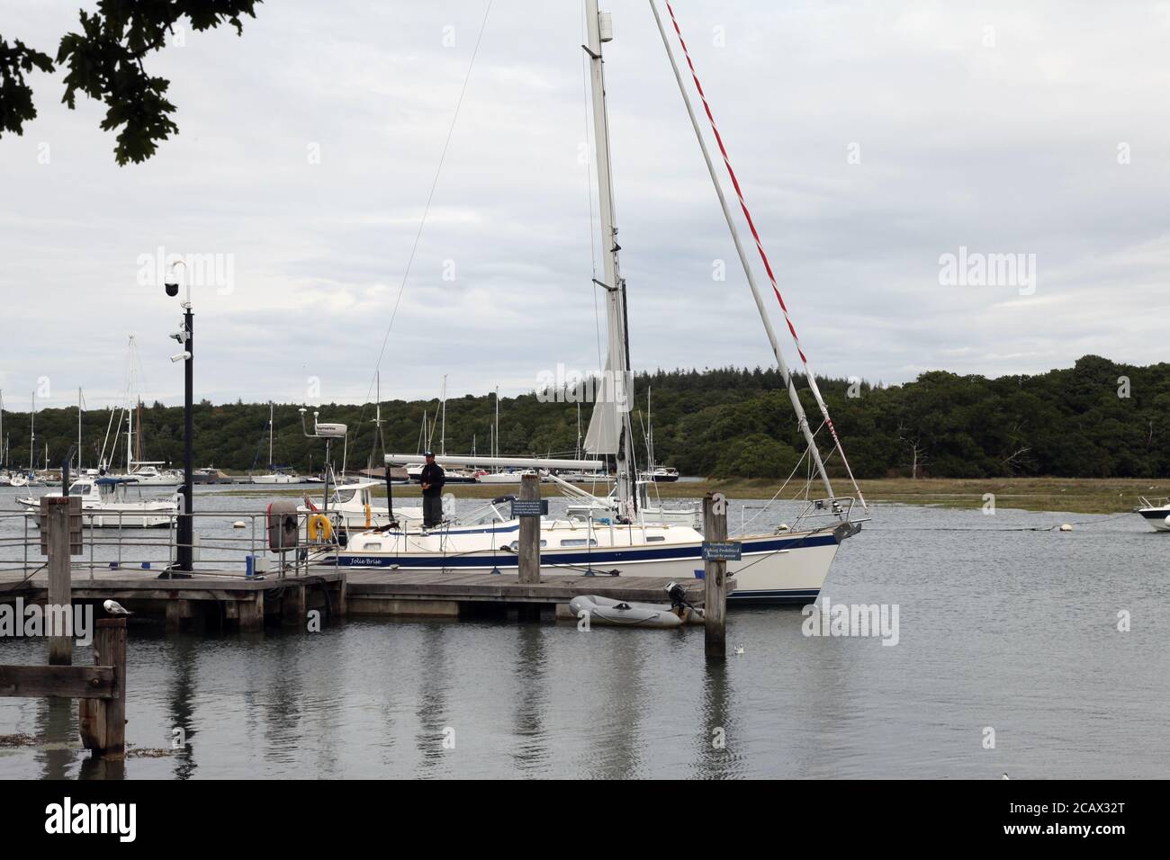 Skipper a bordo del battello Jolie Brise sul fiume Beaulieu, Bucklers Hard, Brockenhurst, New Forest, Hampshire, Inghilterra, Regno Unito Foto Stock