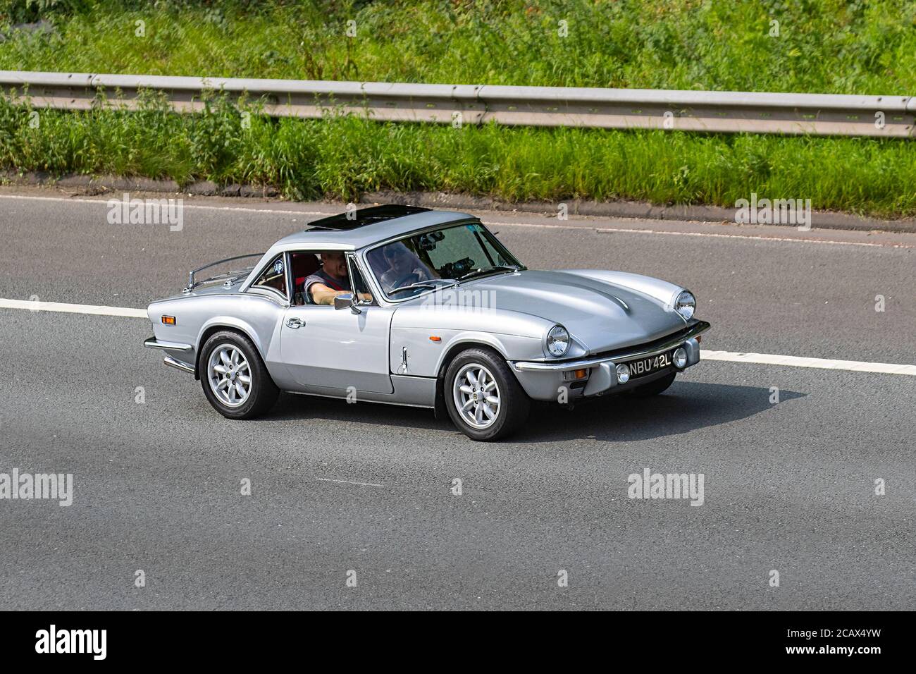 1972 70s argento Triumph Spitfire auto sportiva; Mk IV (Mark 4) hard top veicoli veicolari traffico in movimento, auto che guidano veicolo su strade del Regno Unito, motori, automobilismo sulla rete autostradale M6. Foto Stock