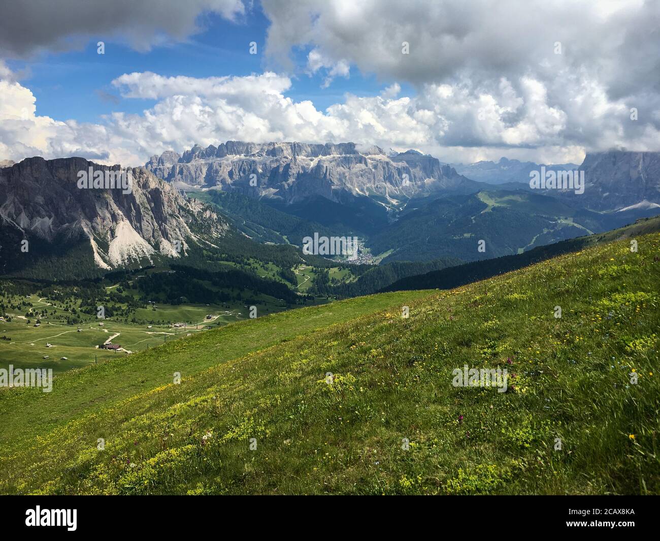Vista panoramica del Parco Naturale Puez Odle – Puez-Geisler e del gruppo montuoso del Sella visto dal Monte Seceda in estate, Dolomiti, Trentino Alto Adige, S. Foto Stock
