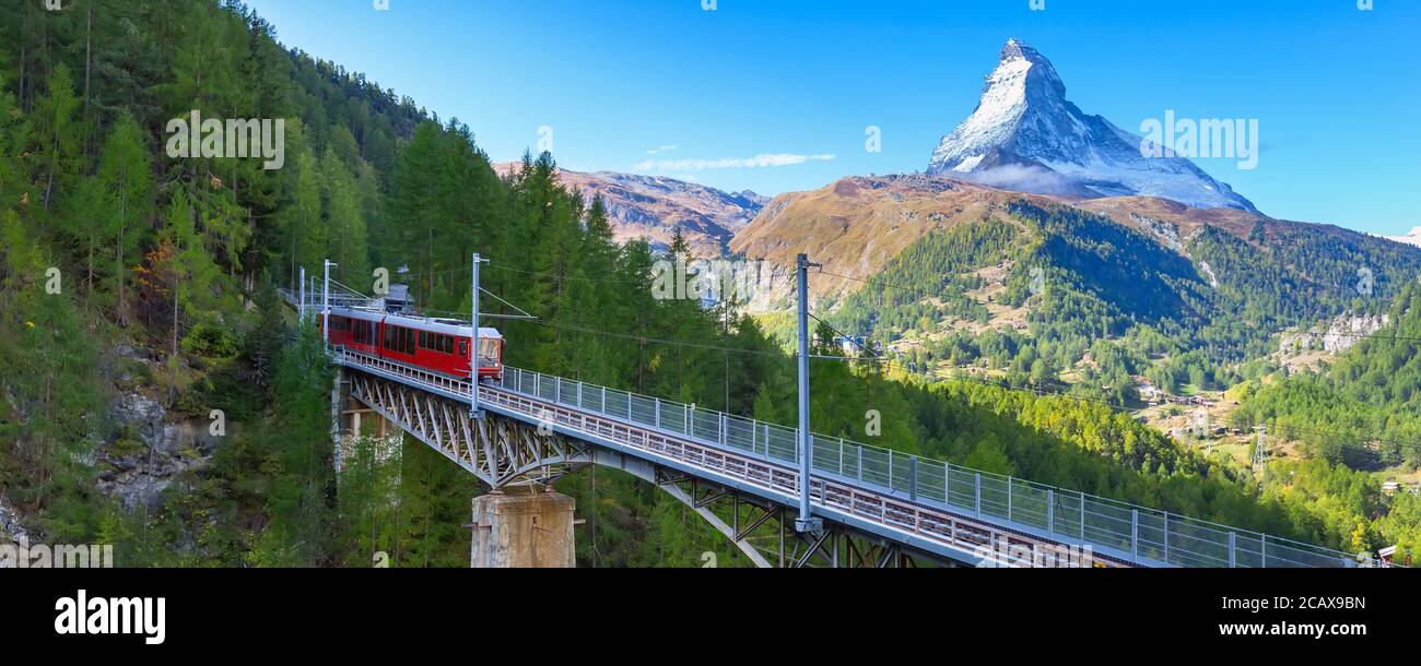 Zermatt, Svizzera. Gornergrat treno turistico rosso sul ponte e il panorama della vetta del Cervino nelle Alpi svizzere Foto Stock