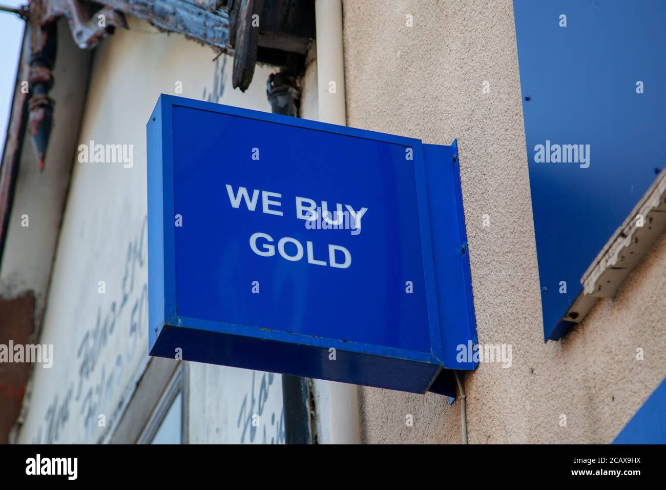 Un cartello sulla parte anteriore di un pedonmediatori che ci dice acquista oro Foto Stock