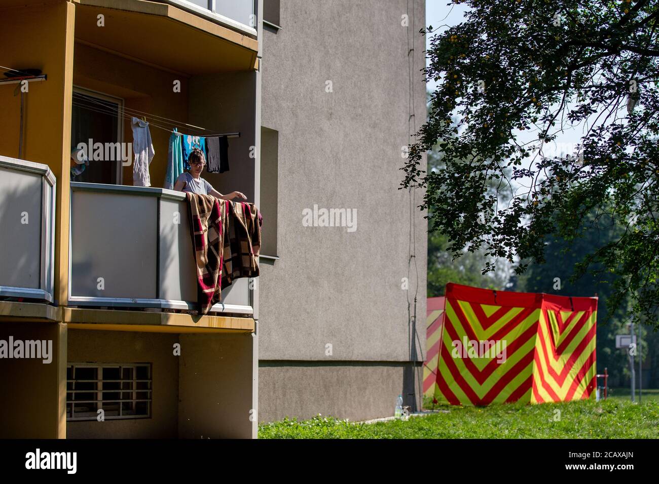 Bohumin, Repubblica Ceca. 09 agosto 2020. Una casa prefab a Bohumin, Repubblica Ceca, è visto il 9 agosto 2020, un giorno dopo undici persone sono morte nella casa a causa di un attacco di fuoco. Tutte le 11 vittime della casa di Bohumin vivevano in appartamento all'11° piano dove scoppiò il fuoco. Sei morirono all'interno, cinque dopo aver saltato fuori dalle finestre. Tutto indica che il fuoco fatale di Bohumin è stato un attacco di arson. Tra le vittime vi sono tre bambini. Credit: Vladimir Prycek/CTK Photo/Alamy Live News Foto Stock