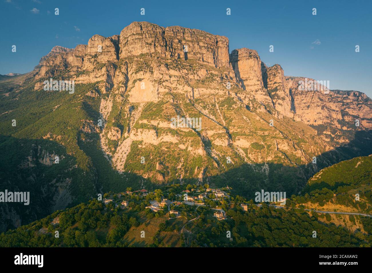 Villaggio di Vikos a Zagori (o Zagorochoria o Zagorohoria) nei Monti Pindo, Grecia Foto Stock