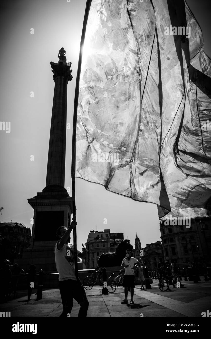 09/08/20 Londra, Regno Unito. Gli attivisti XR hanno coperto le scale di Trafalgar Sq. Con sangue finto per celebrare la giornata internazionale dei popoli indigeni del mondo Foto Stock