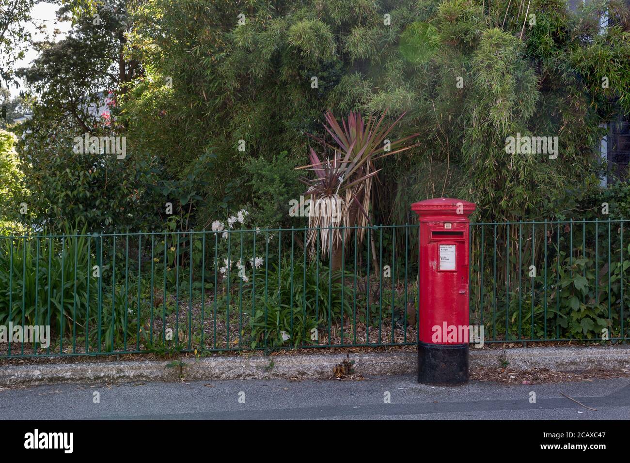 Casella della lettera rossa fuori dal parco pubblico di Penzance, Cornovaglia UK Foto Stock