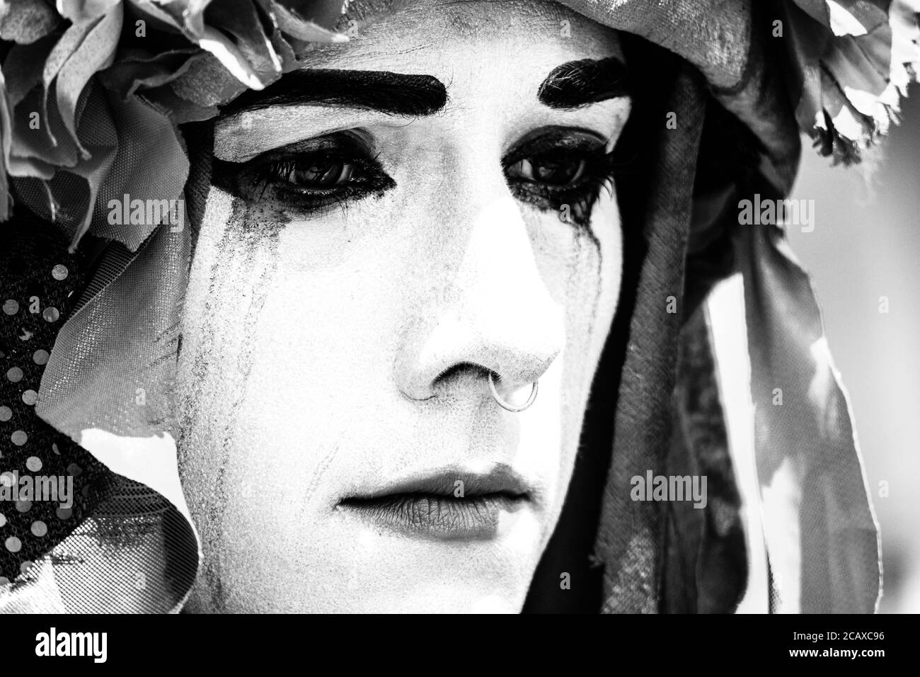 09/08/20 Londra, Regno Unito. Gli attivisti XR hanno coperto le scale di Trafalgar Sq. Con sangue finto per celebrare la giornata internazionale dei popoli indigeni del mondo Foto Stock