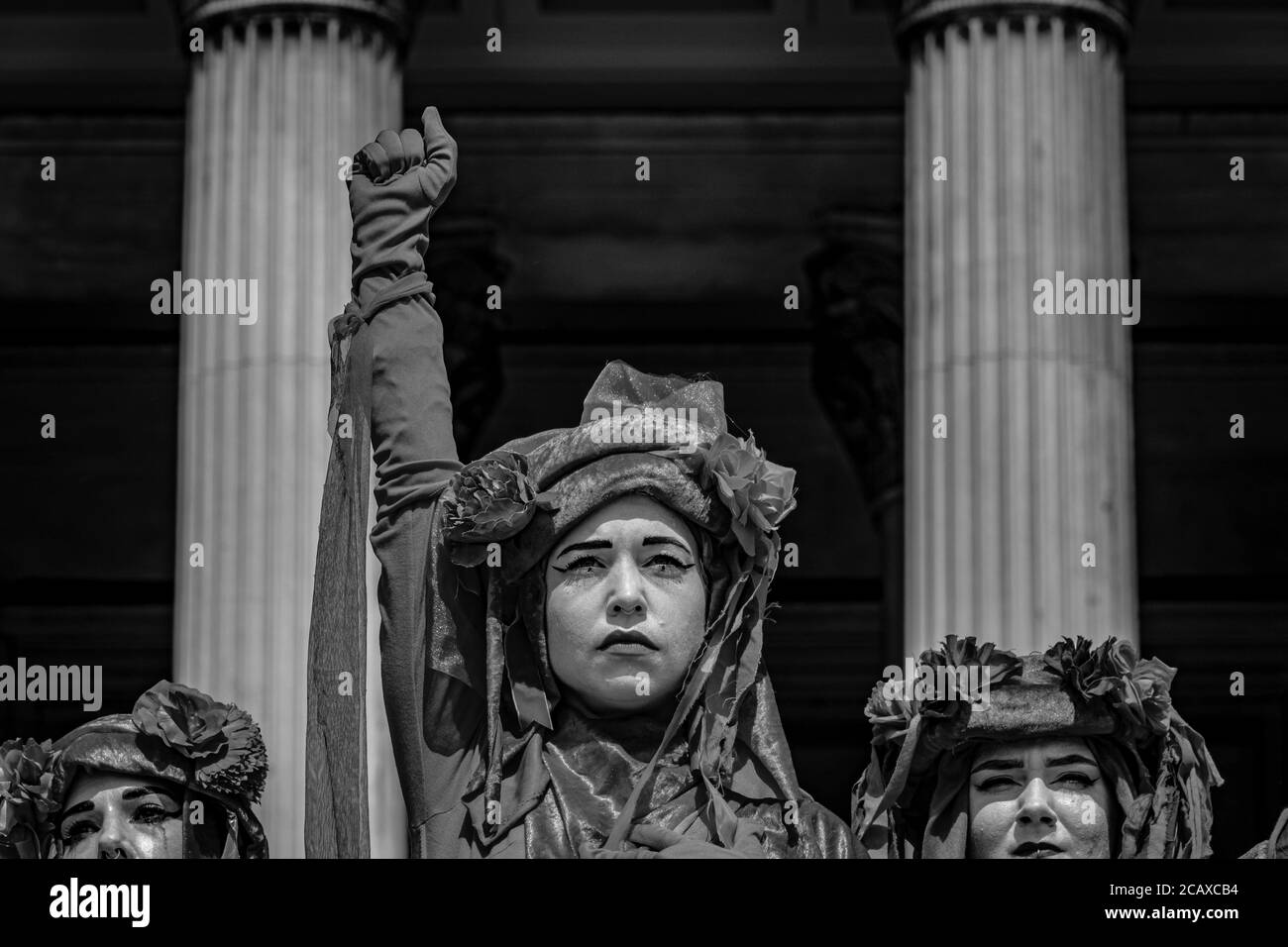 09/08/20 Londra, Regno Unito. Gli attivisti XR hanno coperto le scale di Trafalgar Sq. Con sangue finto per celebrare la giornata internazionale dei popoli indigeni del mondo Foto Stock