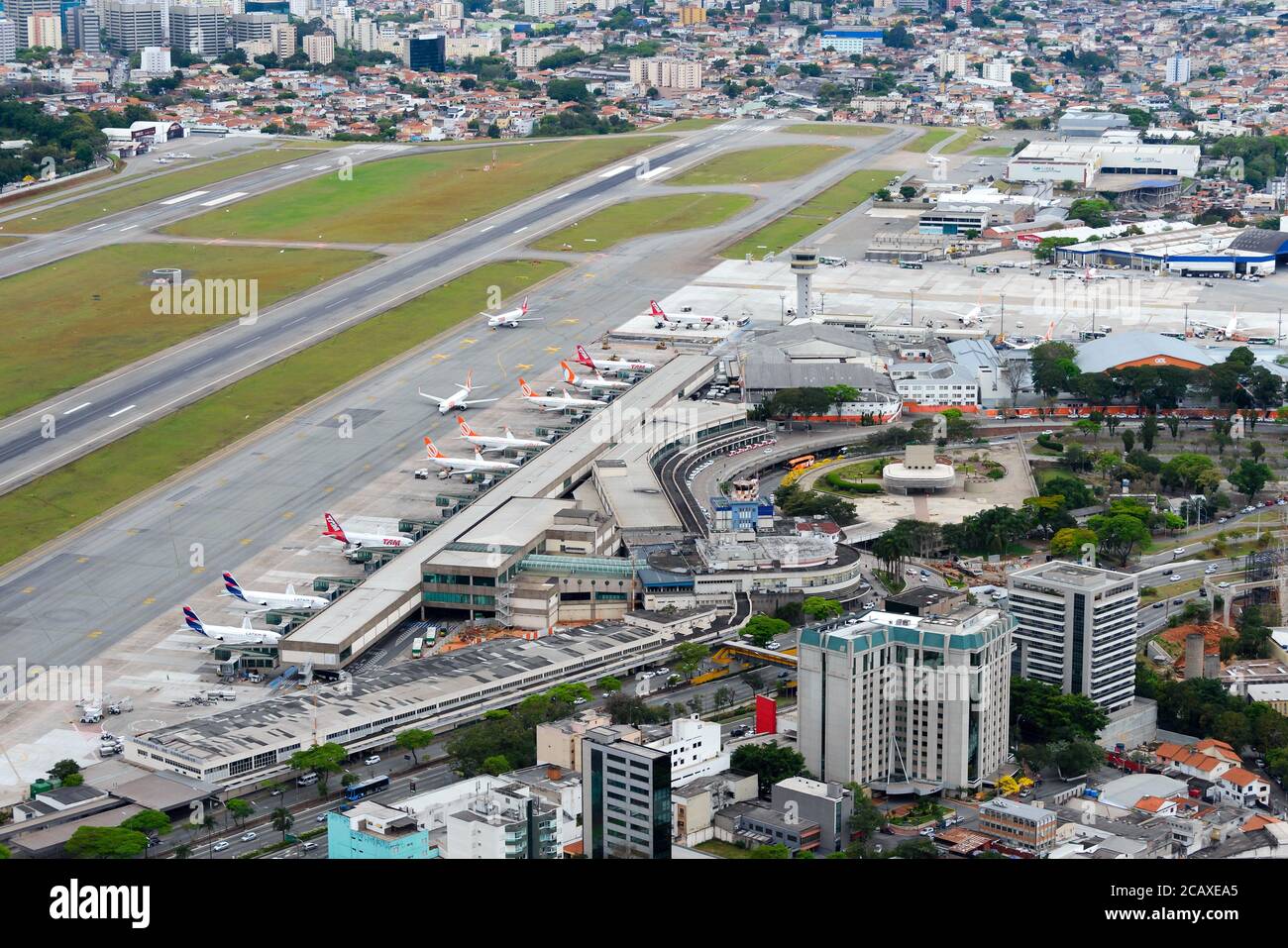 Panoramica aerea del terminal passeggeri e delle piste dell'aeroporto di Congonhas. Aeroporto centrale di Sao Paulo, Brasile utilizzato per i voli nazionali. Foto Stock