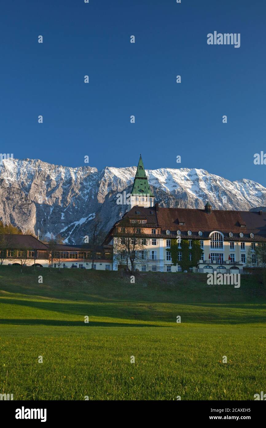 Geografia / viaggio, Germania, Baviera, Mittenwald, castello Elmau con la catena montuosa di Wetterstein, Klais, diritti aggiuntivi-clearance-Info-non-disponibile Foto Stock