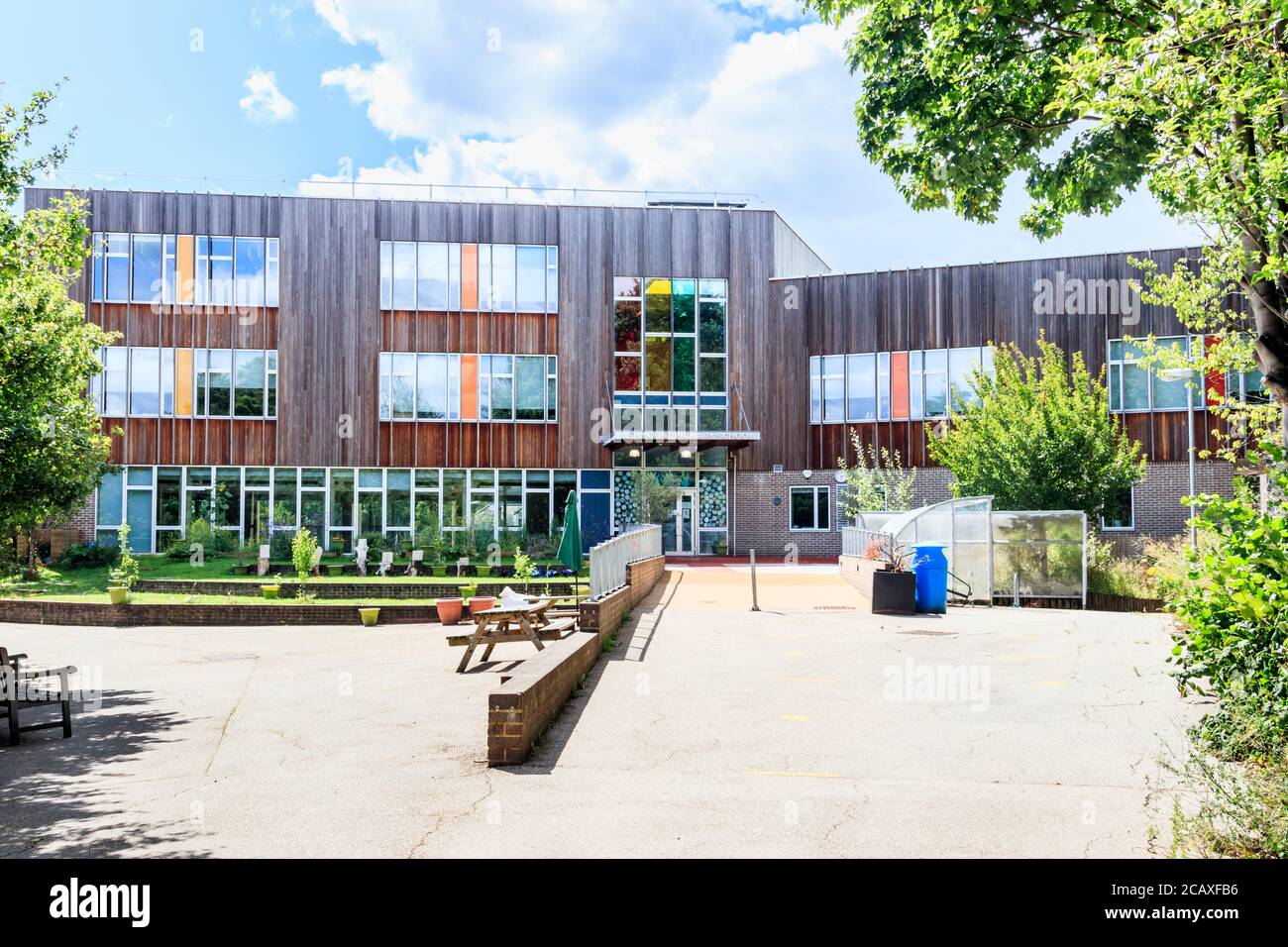 La Ashmount Primary School, vincitrice del premio RIBA, la prima scuola inglese "in uso" negativa per il carbonio, Crouch Hill, North London, UK Foto Stock