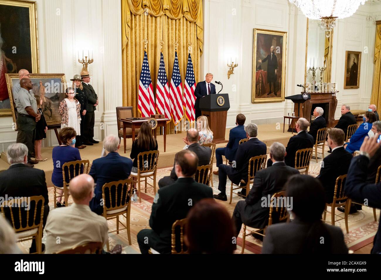 Il presidente degli Stati Uniti Donald Trump fa commenti prima di firmare il Great American Outdoors Act durante un evento nella East Room della Casa Bianca il 4 agosto 2020 a Washington, D.C. Foto Stock