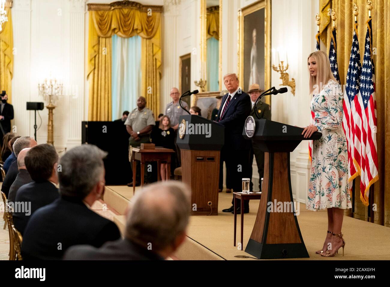 La prima figlia statunitense Ivanka Trump fa commenti mentre il presidente padre Donald Trump guarda prima di firmare il Great American Outdoors Act durante un evento nella East Room della Casa Bianca il 4 agosto 2020 a Washington, D.C. Foto Stock