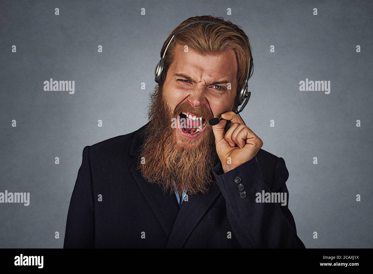 Uomo nero consulente del centro di chiamata stressante, terrorizzato nel panico, gridando esasperato e frustrato. Gesto sgradevole. Fastidioso lavoro mi unità CR Foto Stock