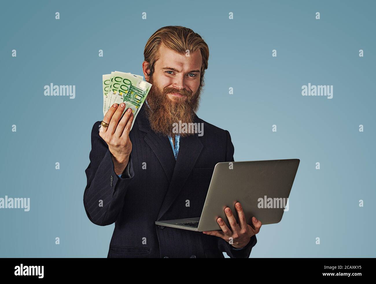 Successo sorridente giovane azienda edificio notebook business online fare soldi le fatture in euro in contanti. Principiante è imprenditore di successo il concetto di economia essere Foto Stock Successo sorridente giovane azienda edificio notebook business online fare soldi le fatture in euro in contanti. Principiante è imprenditore di successo il concetto di economia essere Foto Stock