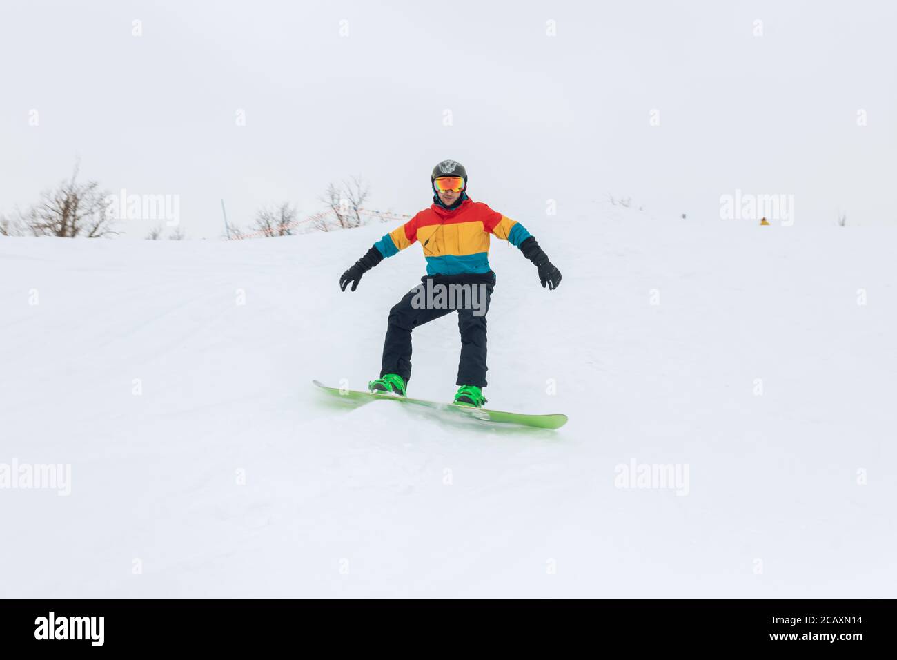 l'uomo ambizioso è buono a snowboard, hobby preferito, passatempo, foto a lunghezza intera. Foto Stock