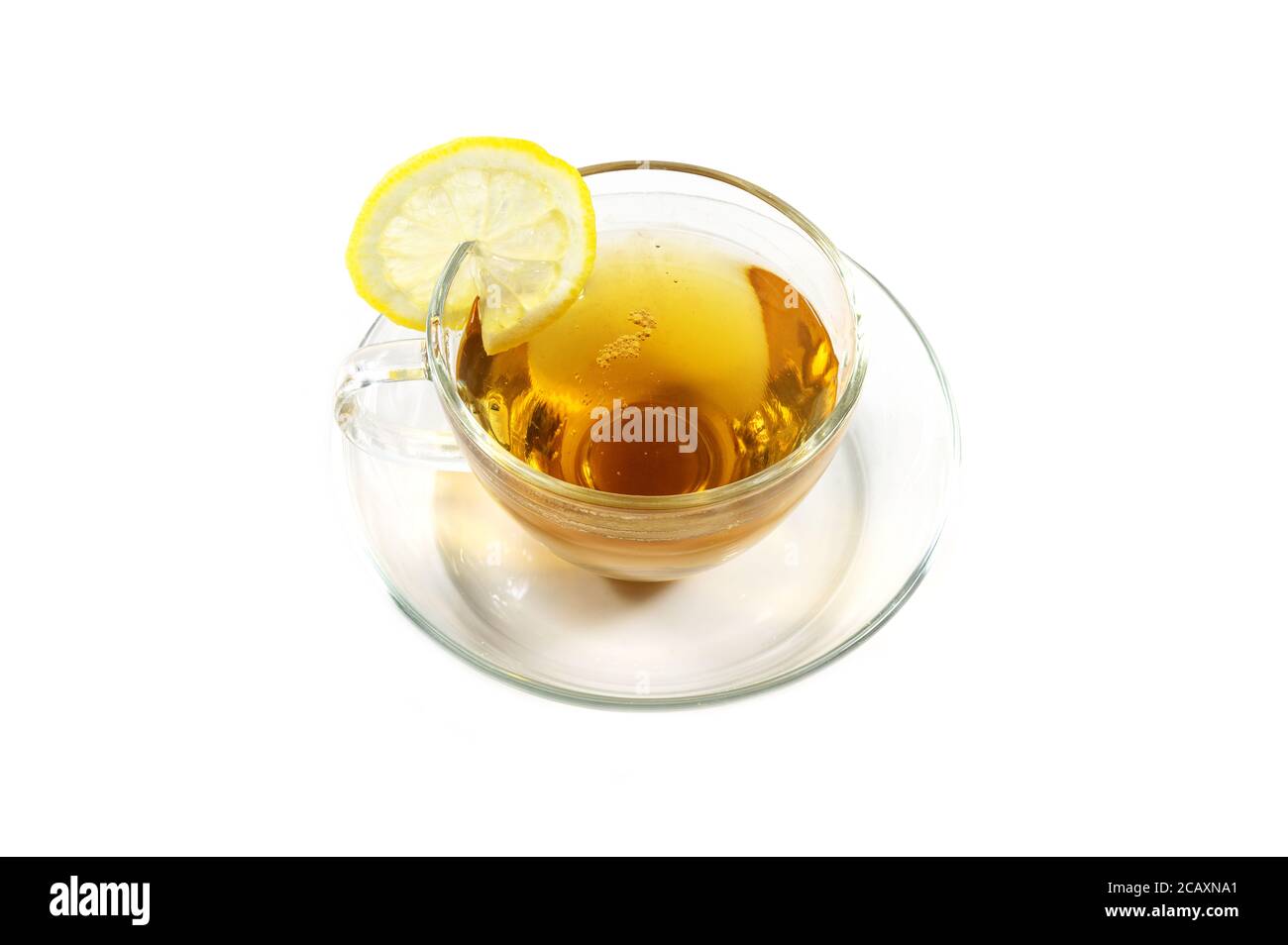 Tè nero caldo con una fetta di limone in una tazza di vetro, isolato su uno sfondo bianco, copia spazio Foto Stock