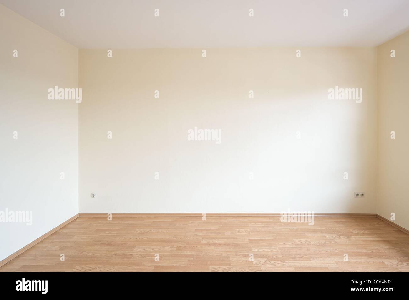 camera vuota in un appartamento con pareti chiare e legno decorazione laminato sul pavimento, concetto di carenza di alloggi, investimenti immobiliari e affitto incre Foto Stock