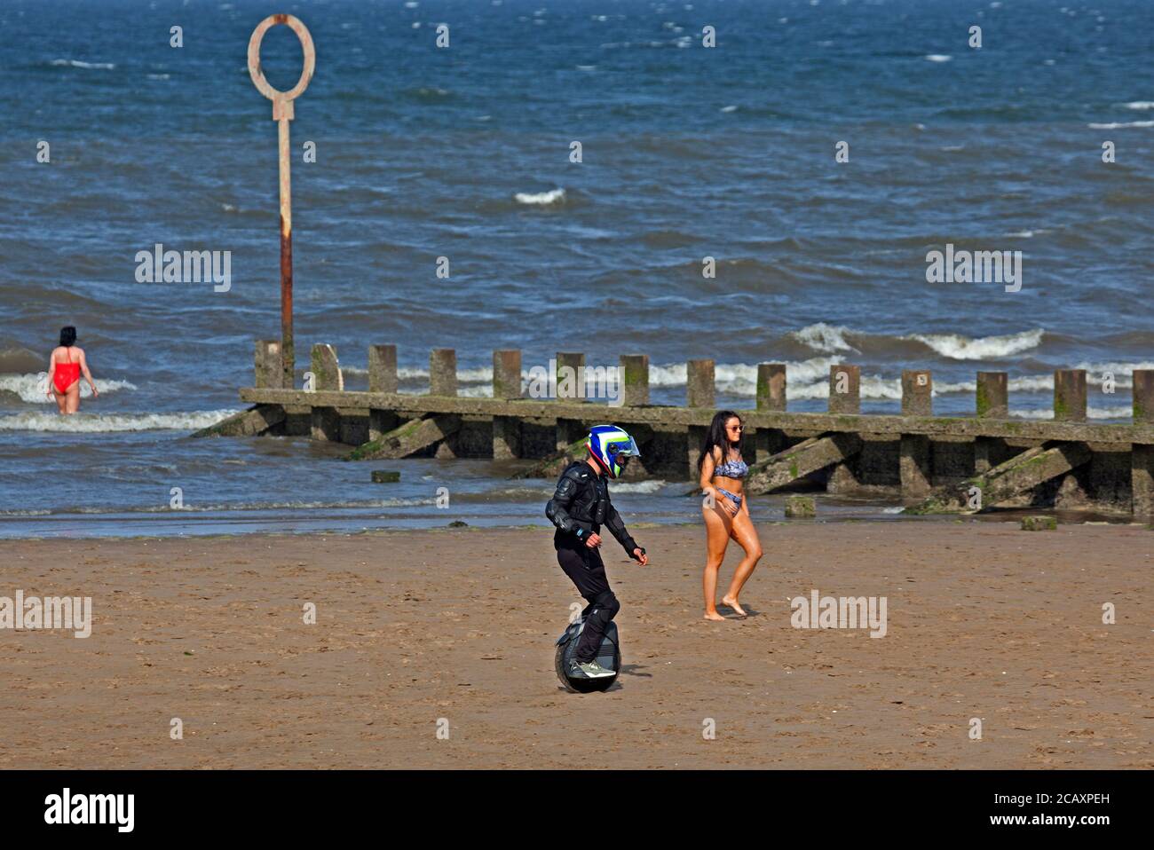 Portobello, Edimburgo, Scozia, Regno Unito. 9 agosto 2020. Nella foto: Il ragazzo all'uniciclo sembra essere vestito per la spiaggia. Più persone in spiaggia nel tardo pomeriggio, Foto Stock