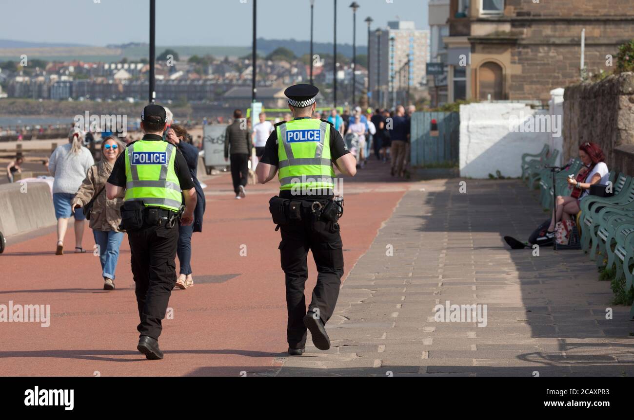 Portobello, polizia, Edimburgo, Scozia, Regno Unito. 9 agosto 2020. Due ufficiali di polizia in pattuglia, ma senza alcuna attività per riguardarli. Più persone in spiaggia nel tardo pomeriggio. Foto Stock