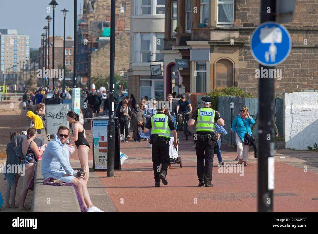 Portobello, polizia, Edimburgo, Scozia, Regno Unito. 9 agosto 2020. Due ufficiali di polizia in pattuglia, ma senza alcuna attività per riguardarli. Più persone in spiaggia nel tardo pomeriggio. Foto Stock