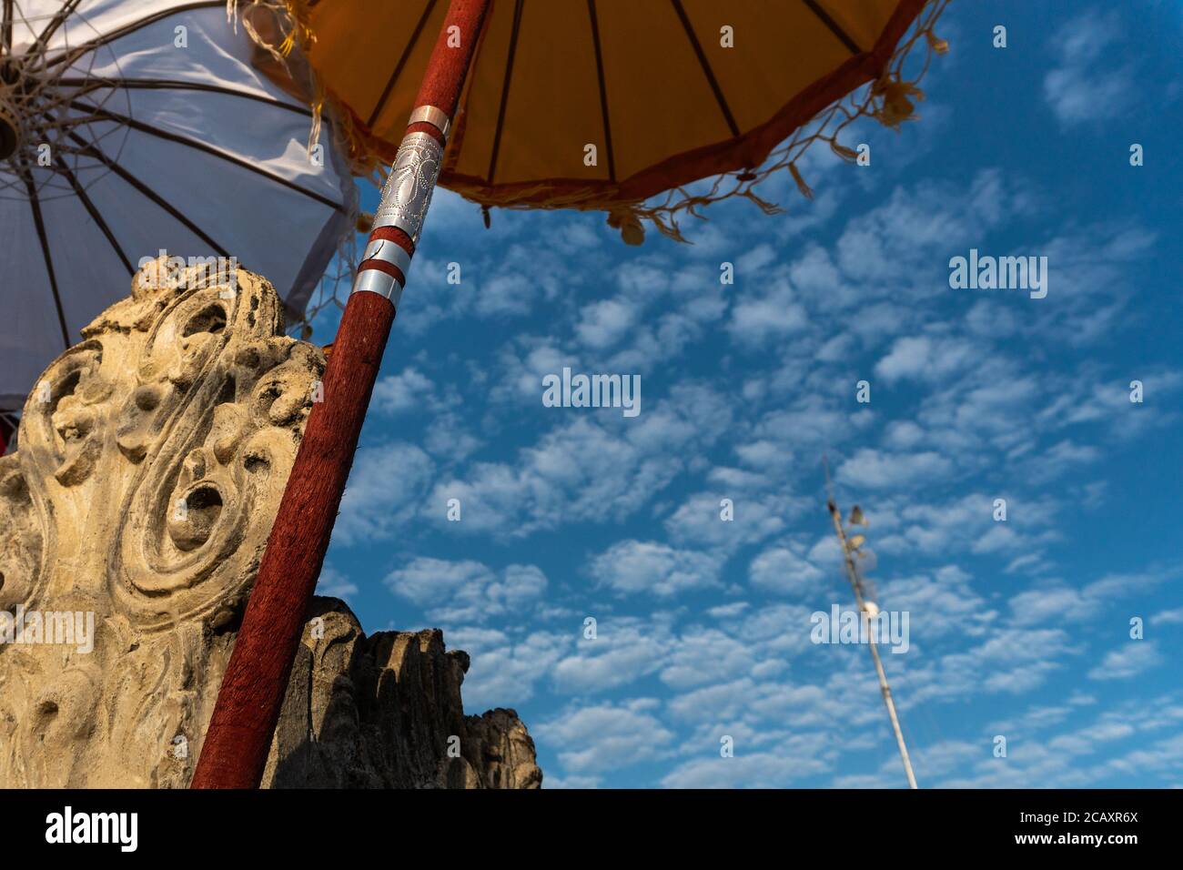 Cumulus nuvola nel cielo con splendidi ombrelloni Bali AS un primo piano Foto Stock