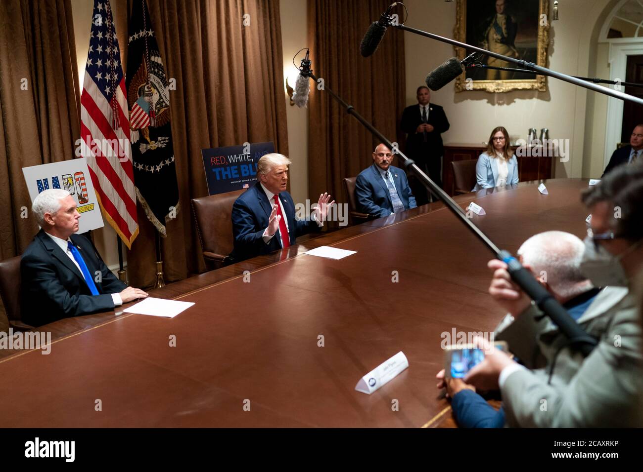 Il Presidente degli Stati Uniti Donald Trump e il Vice Presidente Mike Pence durante un incontro con la leadership della National Association of Police Organisations in the Cabinet Room of the White House 31 luglio 2020 a Washington, DC. Foto Stock