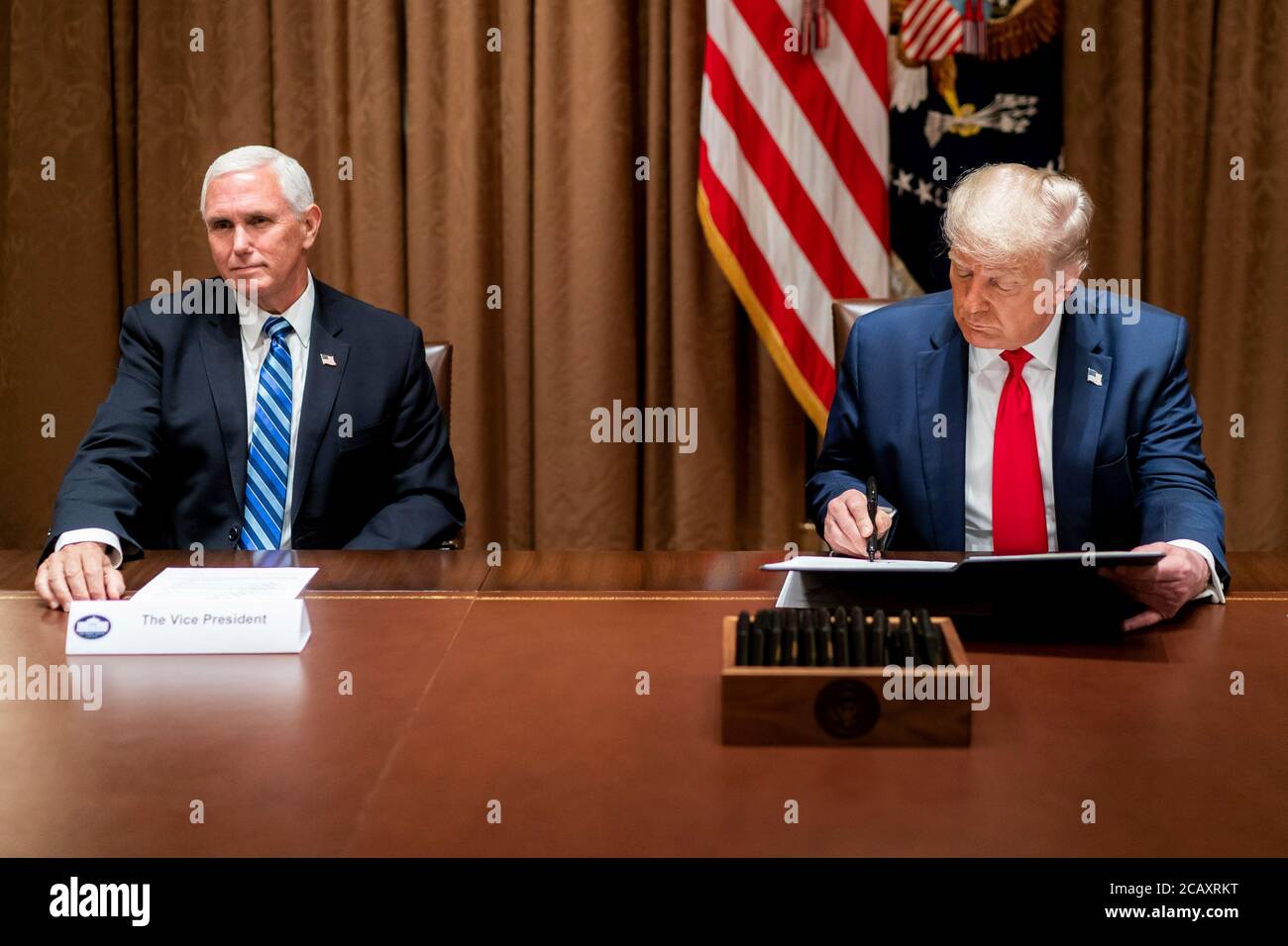 Il Presidente degli Stati Uniti Donald Trump e il Vice Presidente Mike Pence prima di firmare un Ordine Esecutivo sui lavoratori americani in carica nella Sala del Gabinetto della Casa Bianca 3 agosto 2020 a Washington, DC. Foto Stock