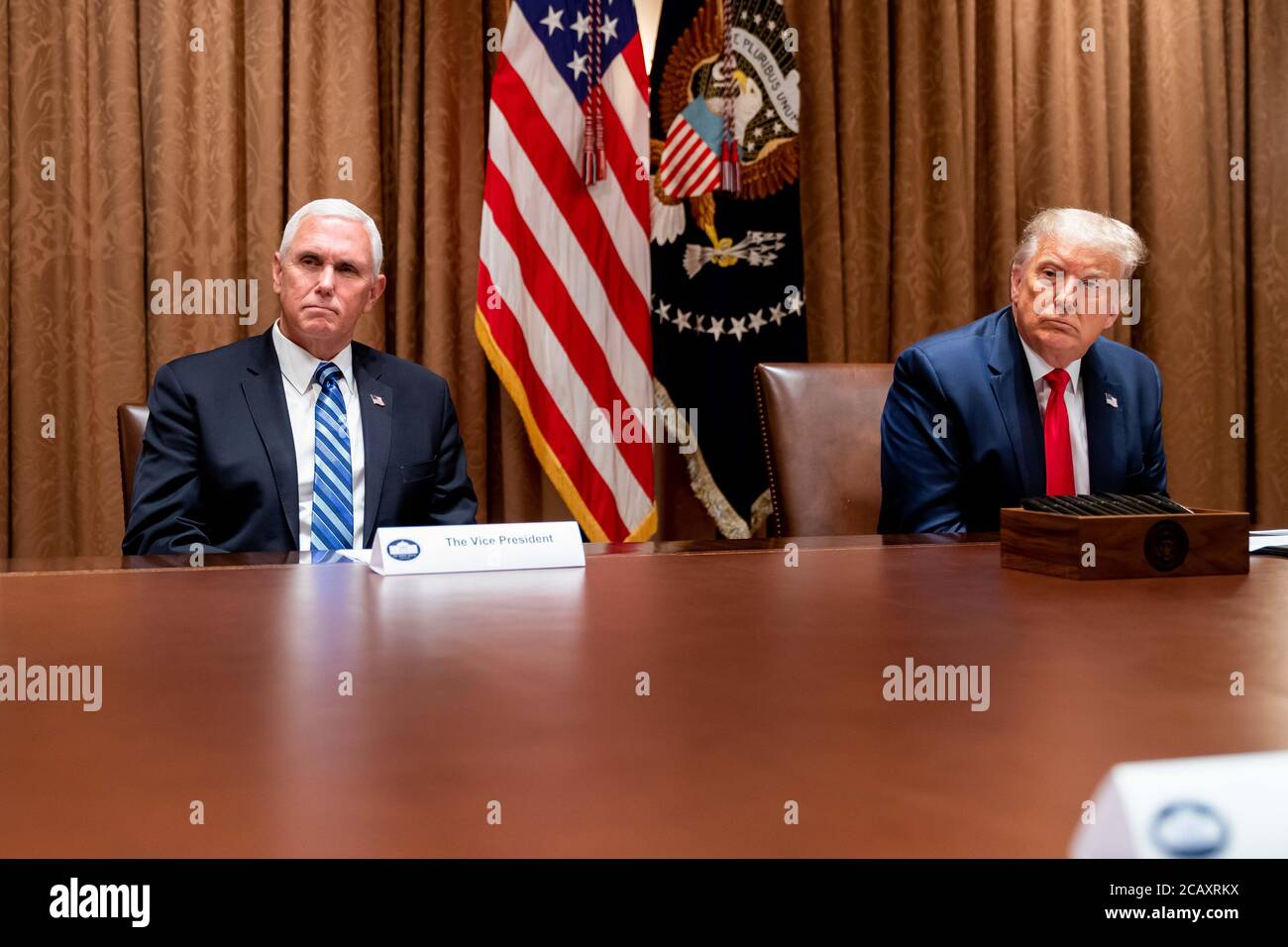 Il Presidente degli Stati Uniti Donald Trump e il Vice Presidente Mike Pence prima di firmare un Ordine Esecutivo sui lavoratori americani in carica nella Sala del Gabinetto della Casa Bianca 3 agosto 2020 a Washington, DC. Foto Stock