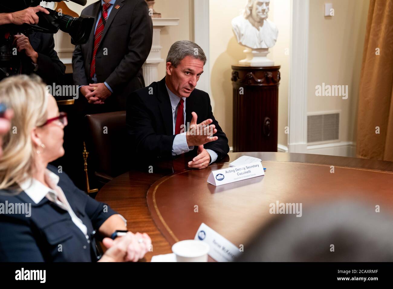 Vicesegretario alla sicurezza interna Ken Cuccinelli durante una discussione sui visti H1-B prima della firma di un ordine esecutivo sui lavoratori americani in assunzione nella stanza del gabinetto della Casa Bianca 3 agosto 2020 a Washington, DC. Foto Stock