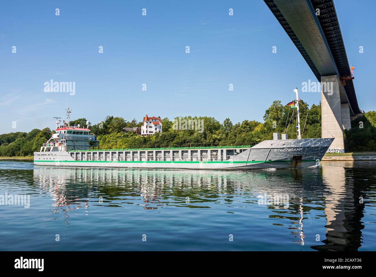 Regger Schiffsverkehr im Nord-Ostsee-Kanal einem der meistbefahrenen künstlichen Wasserstraßen der Welt, hier unter der Holtenauer Hochbrücke Foto Stock