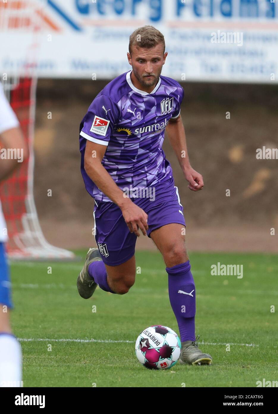 Ankum, Germania. 09 agosto 2020. Calcio: Test match, VfL Osnabrück - FC Schalke 04 nel Quitt-Stadium. Il nuovo arrivato di Osnabrück Timo Beermann guida la palla. Credit: Friso Gentsch/dpa/Alamy Live News Foto Stock