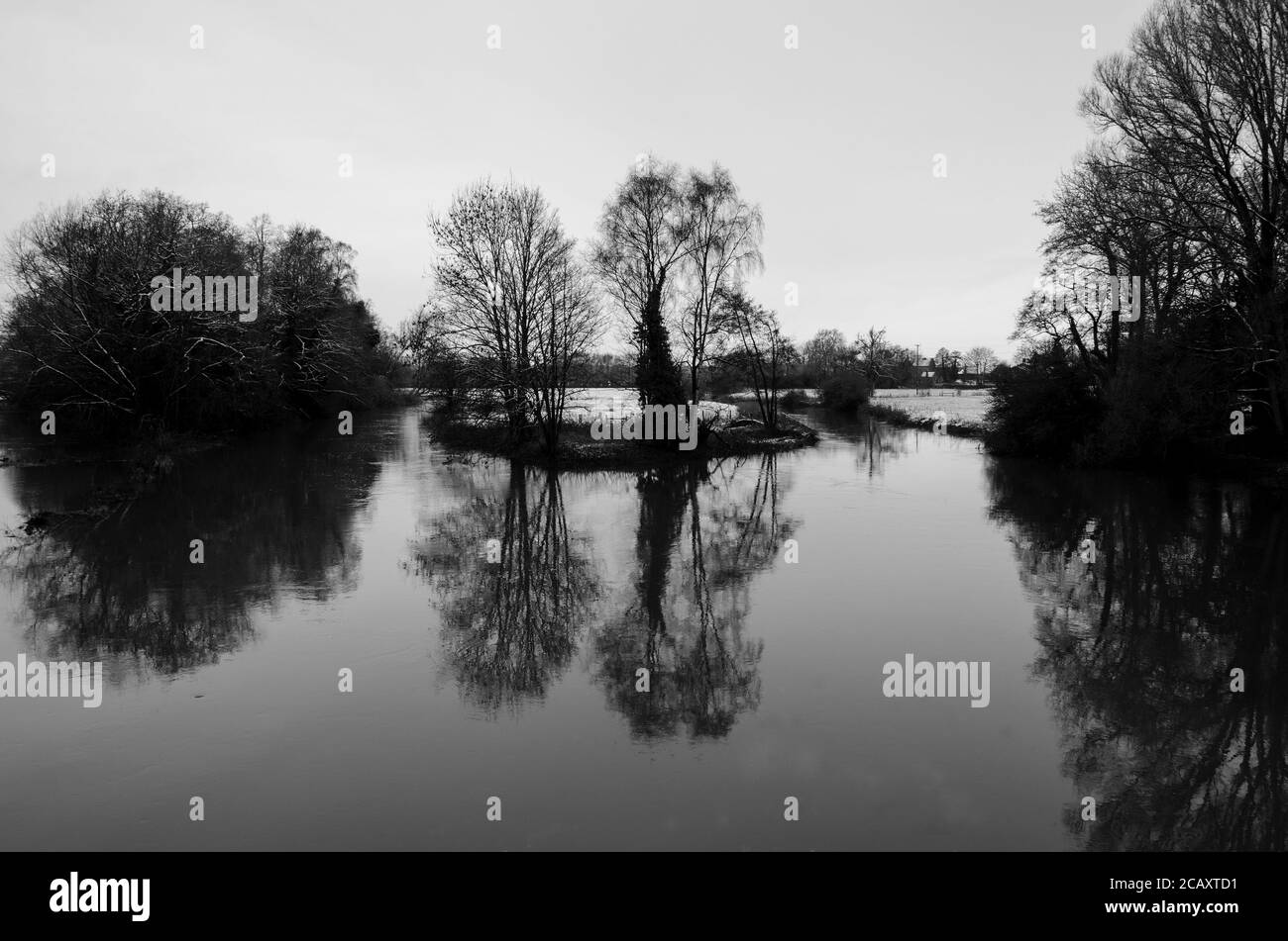 Un'immagine monocromatica del fiume Trent tratta dal Essex Bridge Great Haywood Staffordshire UK Foto Stock