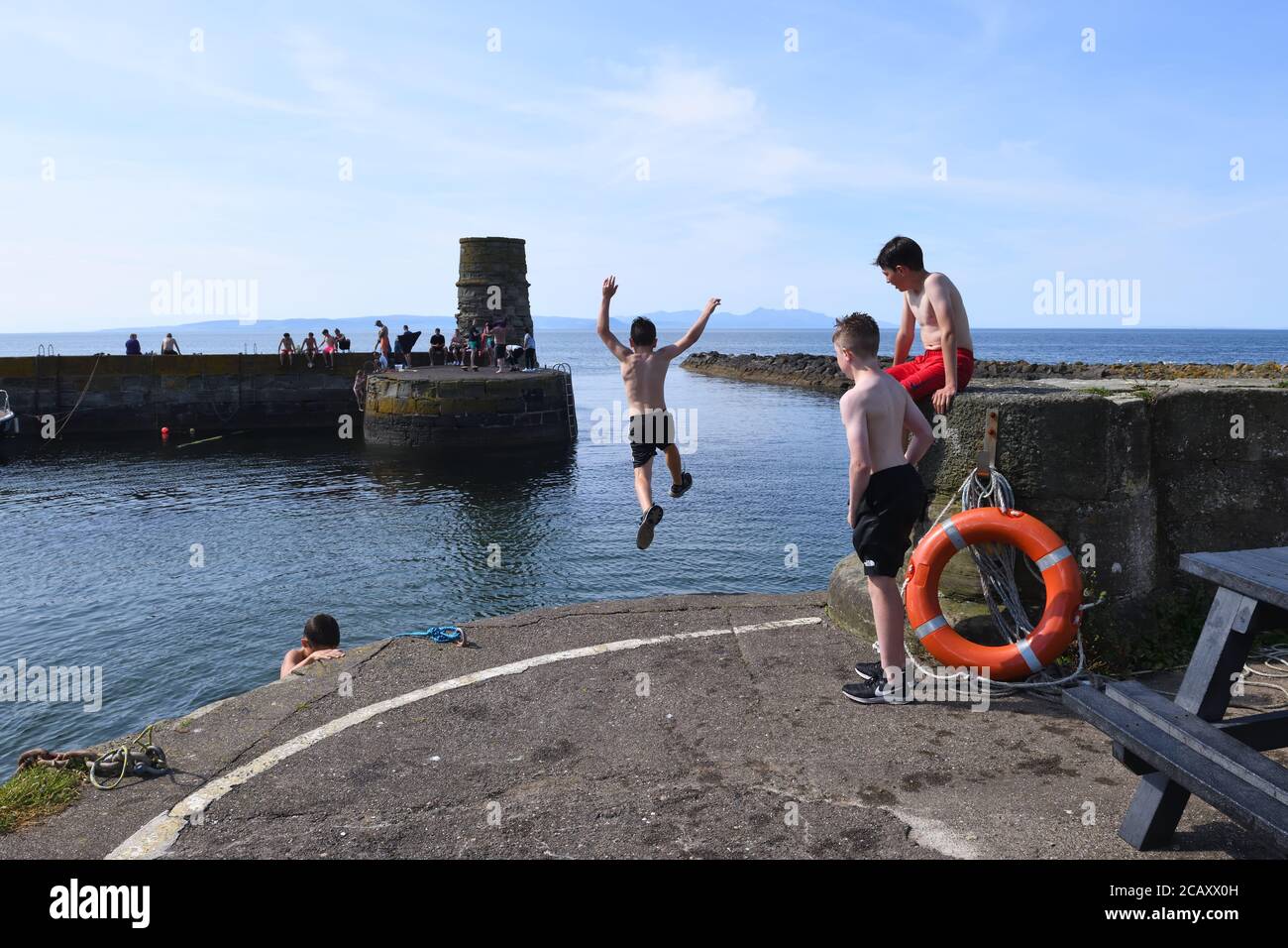 9 gennaio 2020. Dunure, Ayrshire, Scozia, Regno Unito. Le temperature a metà degli anni venti sembrano contraddittorie con il severo avvertimento meteorologico in atto a metà settimana con le previsioni di temporali. Credito. Douglas Carr/Alamy Live News Foto Stock