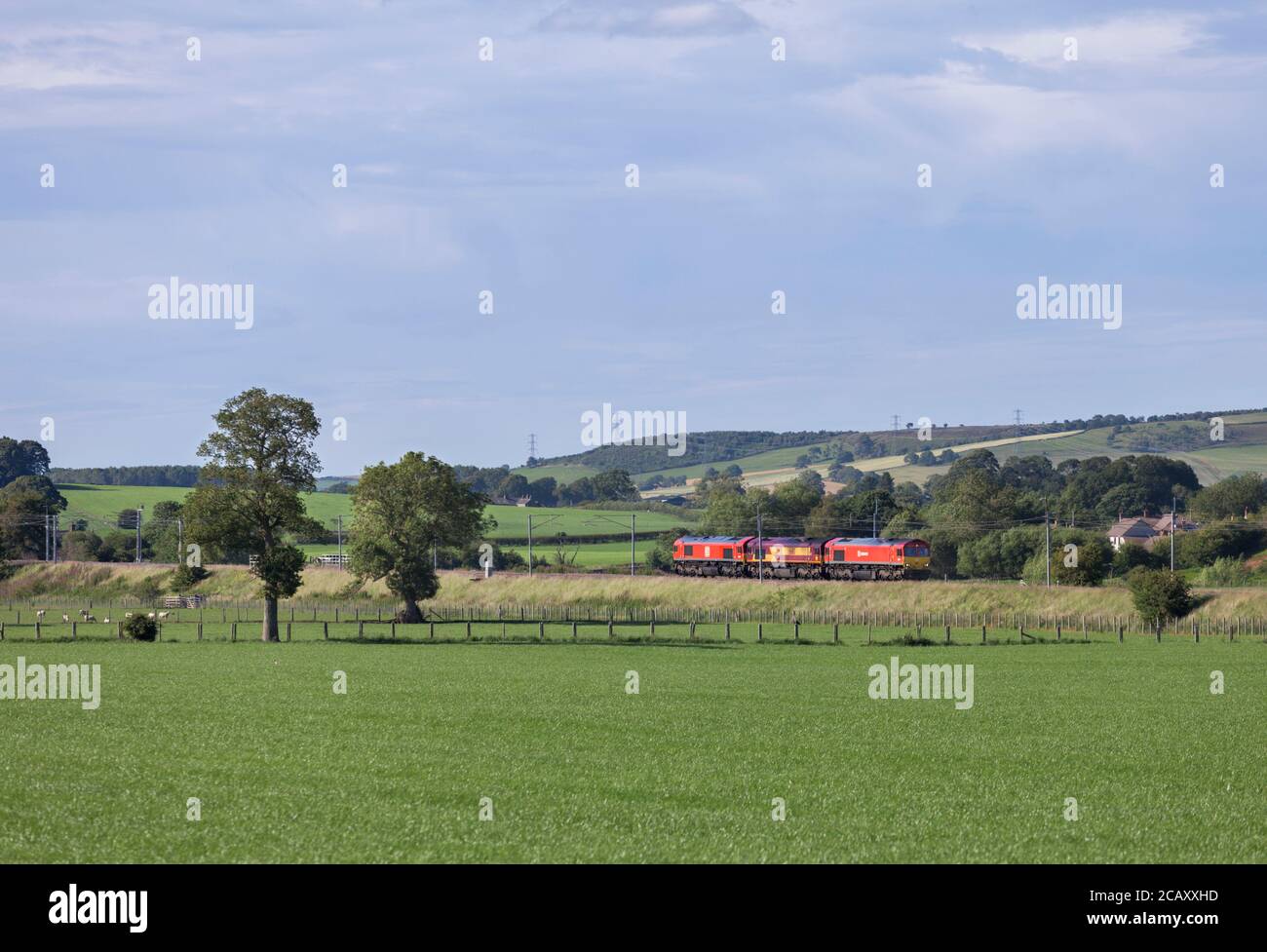 3 DB cargo classe 66 locomotive diesel 66097 + 66110 + 66041 motore leggero in funzione attraverso il paesaggio sulla costa occidentale linea principale in Cumbria Foto Stock