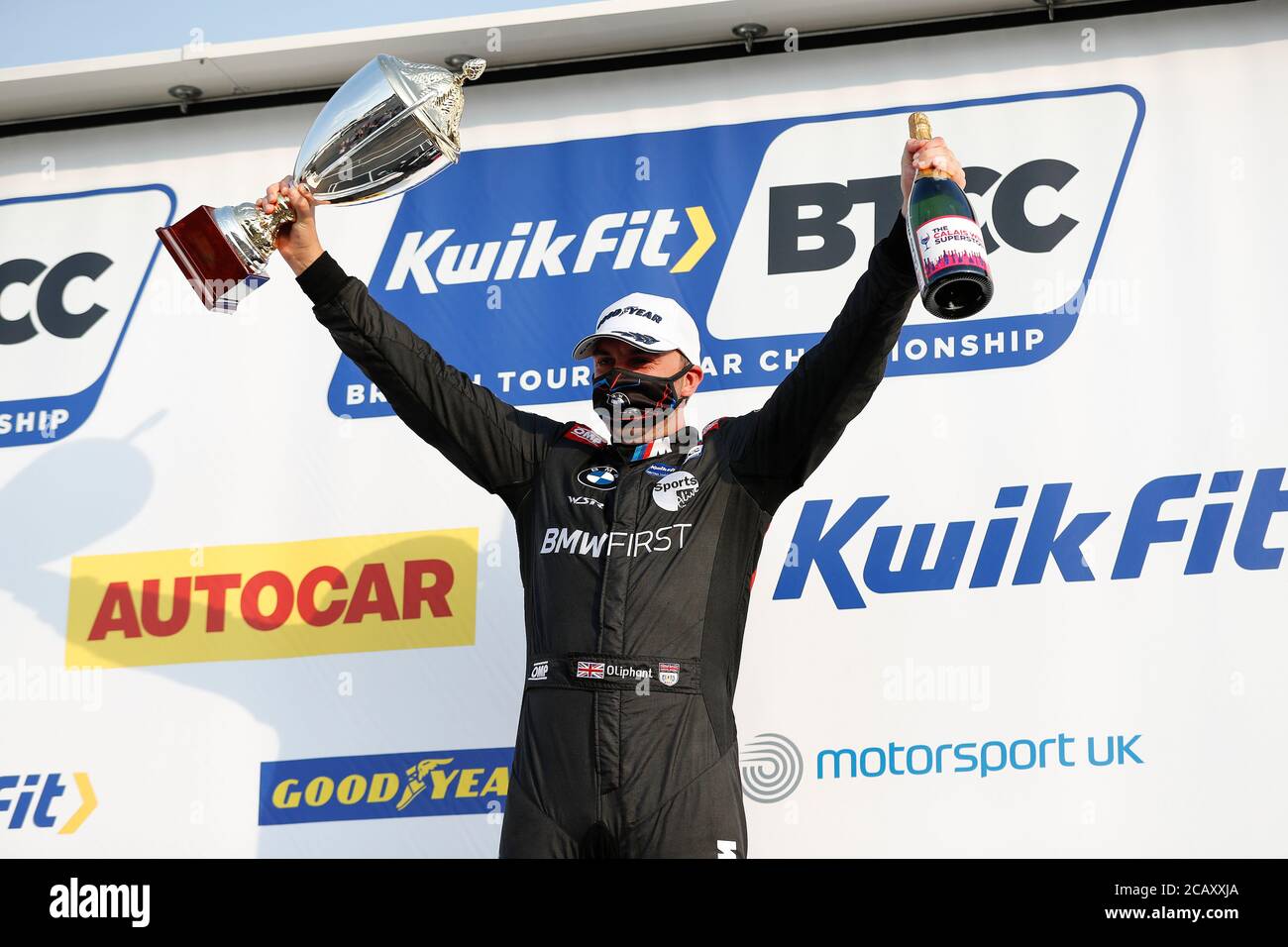 West Kingsdown, Kent, Regno Unito. 09 agosto 2020. Kwik Fit British Touring Car Championship, Race Day; Tom Olivant festeggia con il 1° posto vincitore del trofeo sul podio dopo aver vinto gara 3 round 6 Credit: Action Plus Sports Images/Alamy Live News Foto Stock